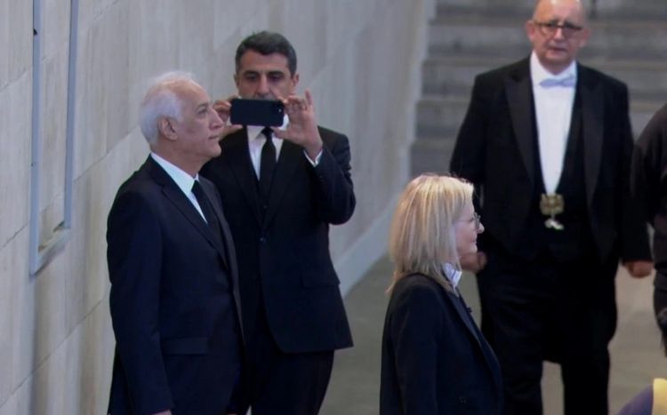 KİV: Ermənistan Prezidenti qaydaları pozaraq II Elizabetin tabutu yanında şəkil çəkdirib