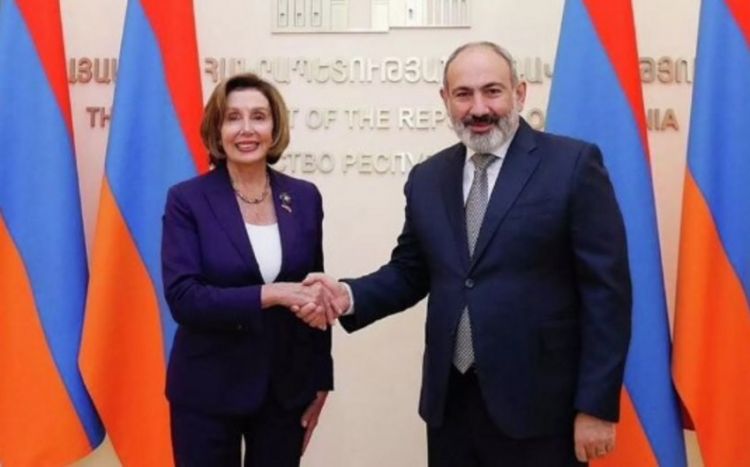 Pelosi İrəvanda Paşinyanla danışıqlar aparıb