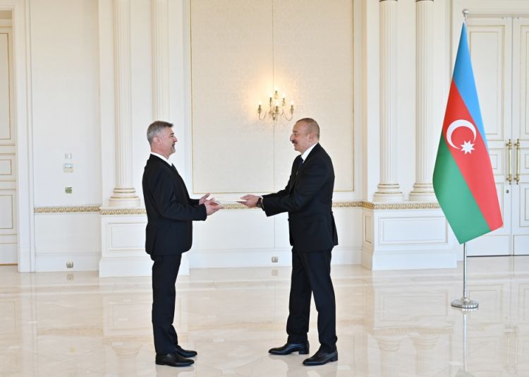 Prezident İlham Əliyev Macarıstanın Azərbaycanda yeni təyin olunan səfirinin etimadnaməsini qəbul edib <font color='red'> - YENİLƏNİB</font><font color=red> - FOTOLAR</font>