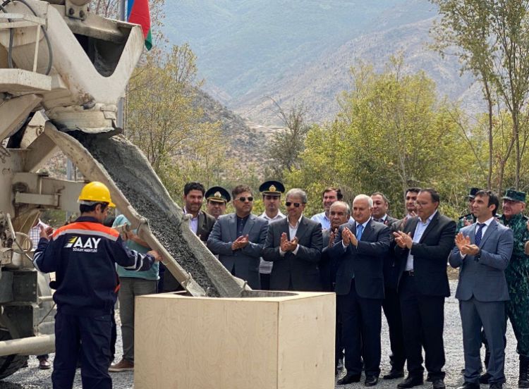 Şərqi Zəngəzur iqtisadi rayonu ərazisində İranla dövlət sərhədində Ağbənd avtomobil yolu körpüsünün təməli qoyulub<font color=red> - FOTOLAR</font>