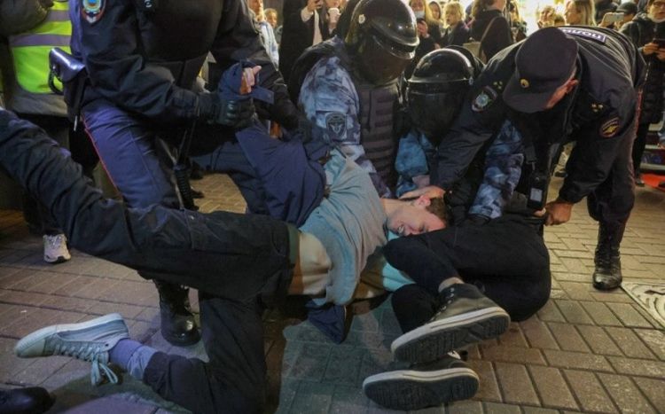 Rusiyada etiraz aksiyalarında tutulanlara hərbi çağırış vərəqələri verilib