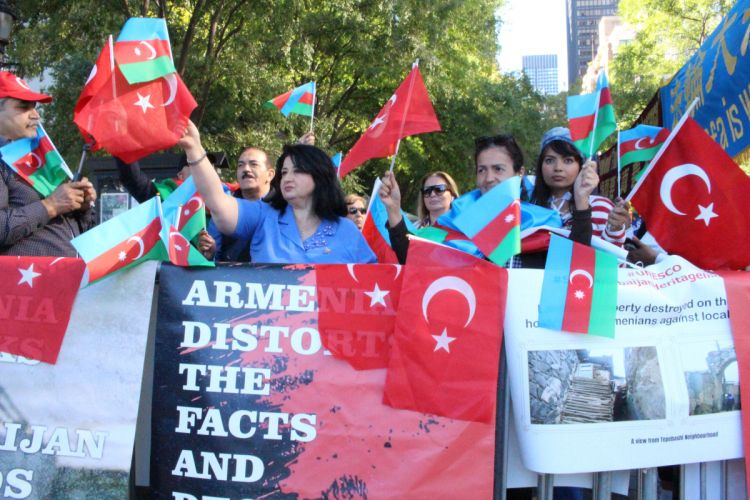 BMT-nin mənzil-qərargahı önündə Ermənistanın təxribatlarına etiraz edilib<font color=red> - FOTOLAR</font>