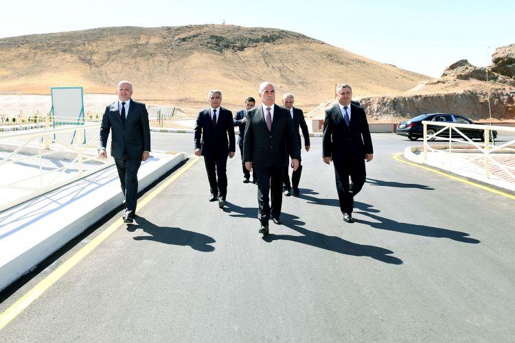 Abad kənd yolundan bəllidir