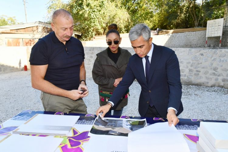 Prezident İlham Əliyev və birinci xanım Mehriban Əliyeva Şuşada təmir və bərpa edilən hoteldə görülən işlərlə tanış olublar<font color=red> - FOTOLAR</font>