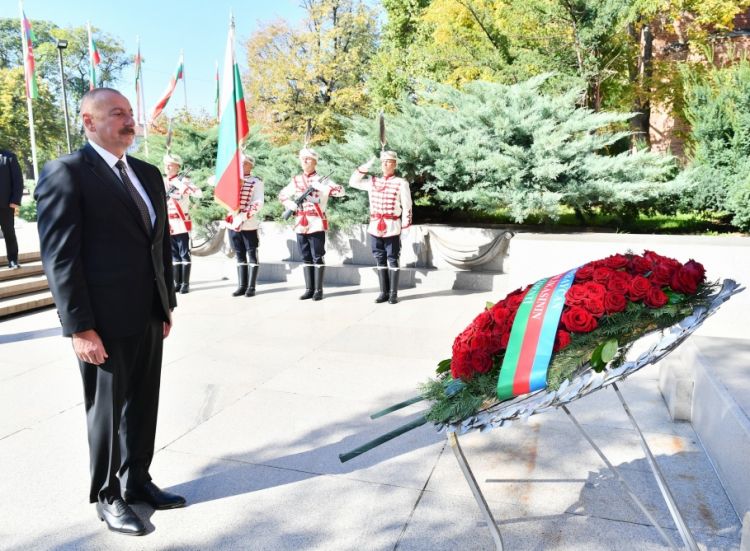 Azərbaycan Prezidenti Sofiyada naməlum əsgərin məzarını ziyarət edib<font color=red> - FOTOLAR</font>