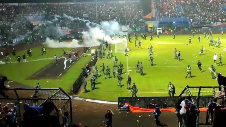 İndoneziyada stadionda iğtişaşlar nəticəsində azı 127 nəfər həlak olub