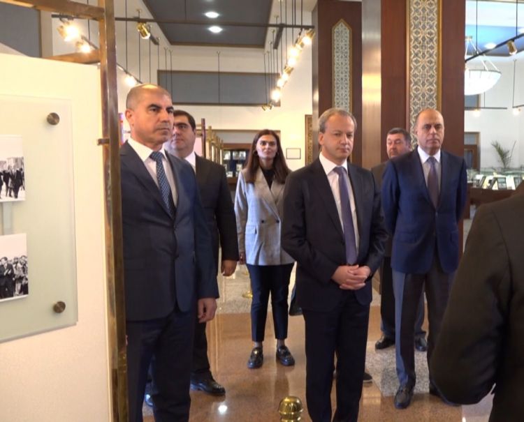 Ümumdünya Şahmat Olimpiadasının açılış mərasimində iştirak etmək üçün Naxçıvana gələn rəsmi nümayəndələr ümummilli liderimizin Naxçıvan şəhərindəki abidəsini ziyarət ediblər<font color=red> - VİDEO</font>