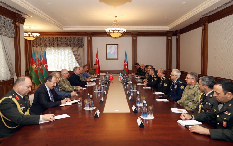 Azərbaycanın müdafiə naziri Türkiyənin milli müdafiə naziri ilə görüşüb<font color='red'> - YENİLƏNİB</font>