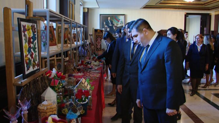 Heydər Əliyev Sarayında keçirilən sərgi-satışda bu günədək 21 min manatlıq əl işi satılıb<font color=red> - FOTOLAR</font>