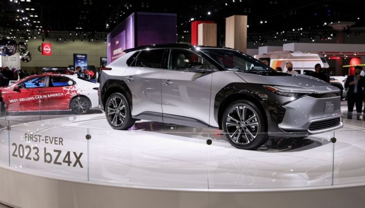 “Toyota” şirkəti təhlükəsizliklə bağlı problemləri aradan qaldırılan ilk elektromobilinin istehsalını bərpa edir