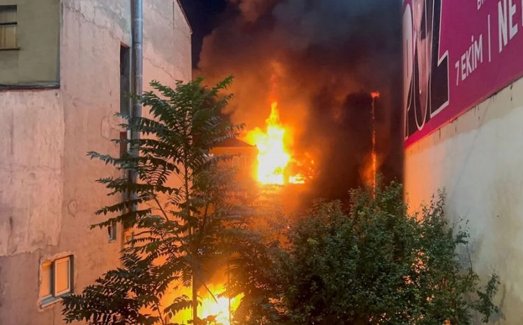 İstanbulda yaşayış binasında güclü partlayış olub
