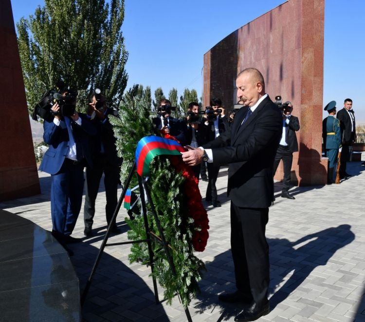 Prezident İlham Əliyev Bişkekdə “Ata-Beyit” Milli Tarixi-Memorial Kompleksini ziyarət edib<font color='red'> - YENİLƏNİB</font><font color=red> - FOTOLAR</font>
