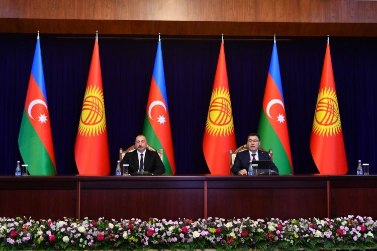 Azərbaycan və Qırğızıstan prezidentləri mətbuata bəyanatlarla çıxış ediblər<font color='red'> - YENİLƏNİB</font><font color=red> - FOTOLAR</font>