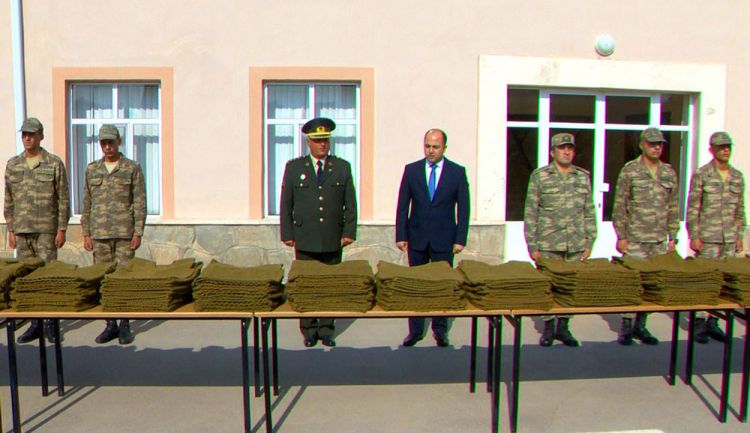 Sağlamlıq imkanları məhdud şəxslər tərəfindən toxunulan isti qış geyimləri əsgərlərə göndərilib<font color=red> - FOTOLAR</font>
