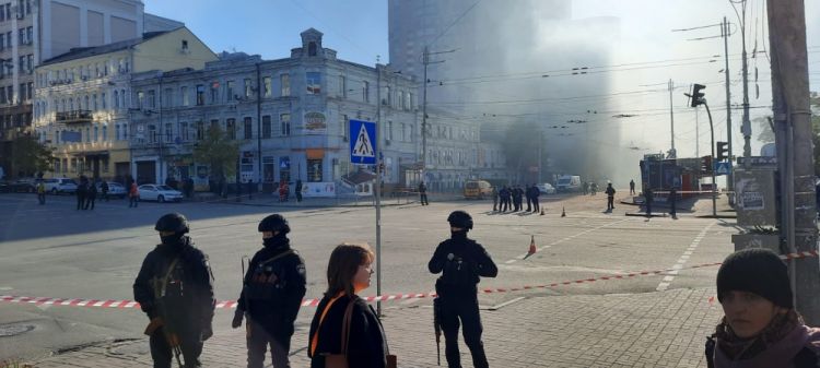 Kiyevə hücum zamanı kamikadze dronlardan biri dəmir yolu vağzalının qarşısındakı əraziyə düşüb