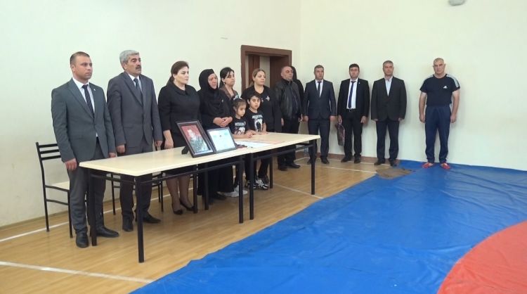 Məktəblilər güləş birinciliyini şəhid Ümid Novruzlunun əziz xatirəsinə həsr ediblər <font color=red> - FOTOLAR</font>