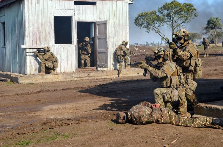 Müdafiə naziri cənub bölgəsində yerləşən hissə və birləşmələrin yoxlamasını həyata keçirib<font color=red> - VİDEO</font>