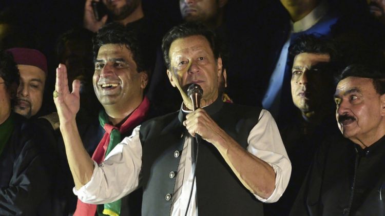 Pakistanın sabiq Baş naziri İmran Xana siyasi yürüş zamanı atəş açılıb