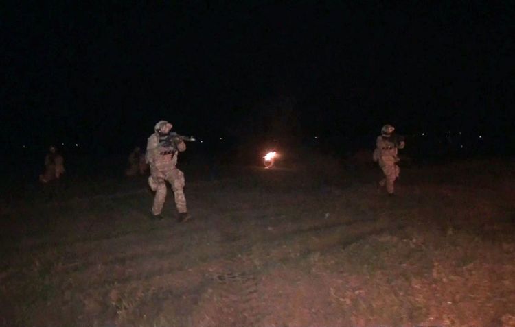 Cənub bölgəsində keçirilən təlimdə xüsusi təyinatlılar gecə vaxtı tapşırıqlar icra ediblər<font color=red> - VİDEO</font>