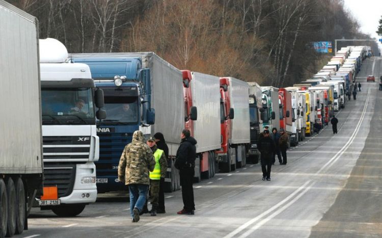 Türkiyə-Gürcüstan sərhədində yük maşınlarının 10 km-lik növbəsi yaranıb