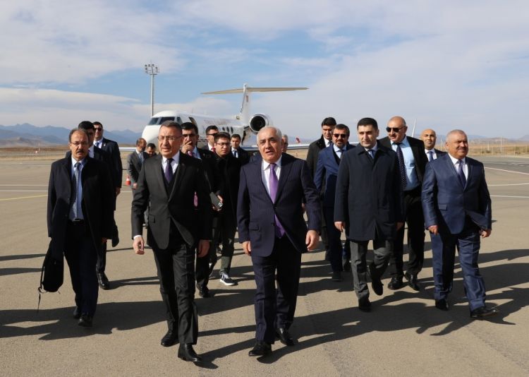 Azərbaycanın Baş naziri Türkiyənin Vitse-prezidentini Füzuli Beynəlxalq Hava Limanında qarşılayıb