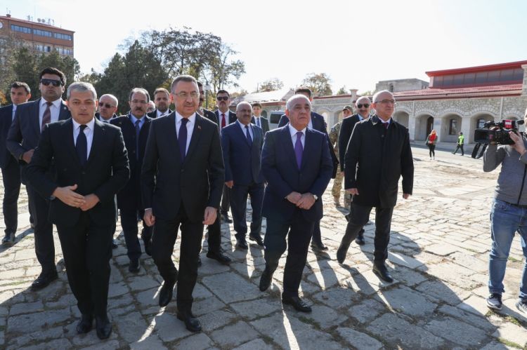 Azərbaycanın Baş naziri və Türkiyənin Vitse-prezidenti Şuşa şəhərində olublar<font color=red> - FOTOLAR</font>