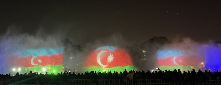 Peru paytaxtının mərkəzi parkındakı musiqili fəvvarə Azərbaycanın Bayrağının rəngləri ilə işıqlandırılıb<font color=red> - FOTOLAR</font>