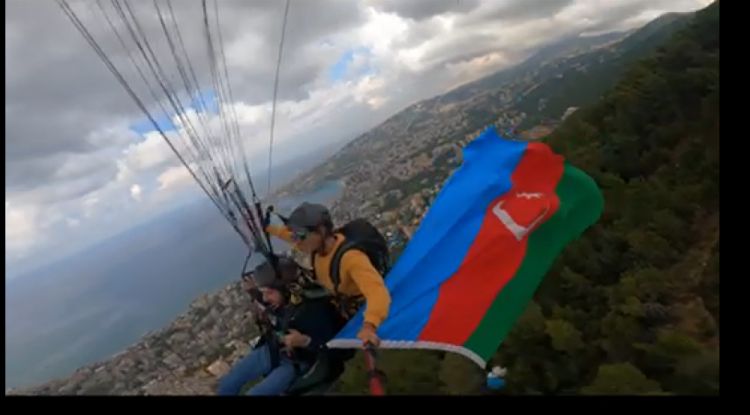 Livan səmasında Azərbaycan bayrağı dalğalanıb