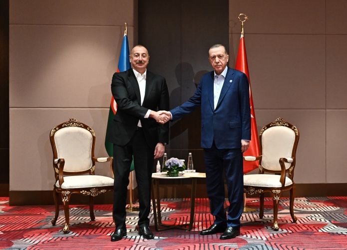 Azərbaycan Prezidenti İlham Əliyev Səmərqənddə Türkiyə Prezidenti Rəcəb Tayyib Ərdoğanla görüşüb<font color=red> - FOTOLAR</font>