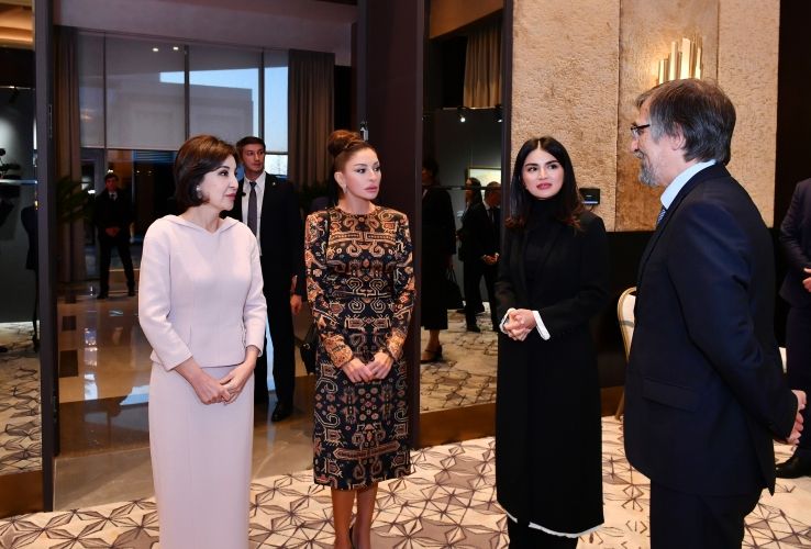 Azərbaycanın birinci xanımı Mehriban Əliyeva Səmərqənddə “Özbəkistanın rəngləri” adlı sərgi ilə tanış olub<font color=red> - FOTOLAR</font>