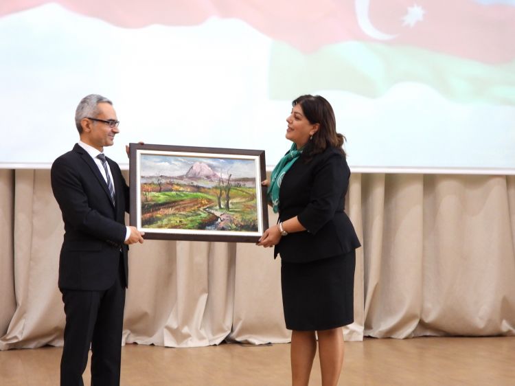 Baş konsul tələbələrlə görüşüb<font color=red> - FOTOLAR</font>