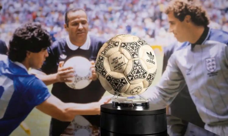 Maradonanın “yüzilliyin qolunu” vurduğu top 2,4 milyon dollara satılıb