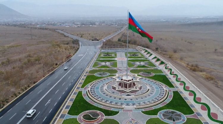 Culfa rayon Dövlət Bayrağı Meydanı istifadəyə verilib<font color=red> - VİDEO</font>