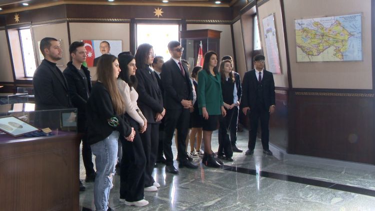 Gənc könüllülər Dövlət Bayrağı Muzeyini ziyarət ediblər<font color=red> - FOTOLAR</font>