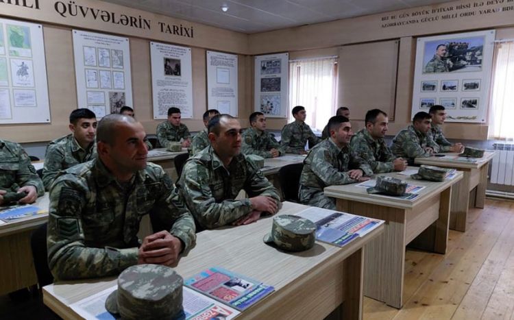 Azərbaycan Ordusunda ictimai-siyasi hazırlıq məşğələləri keçirilir<font color=red> - FOTOLAR</font>