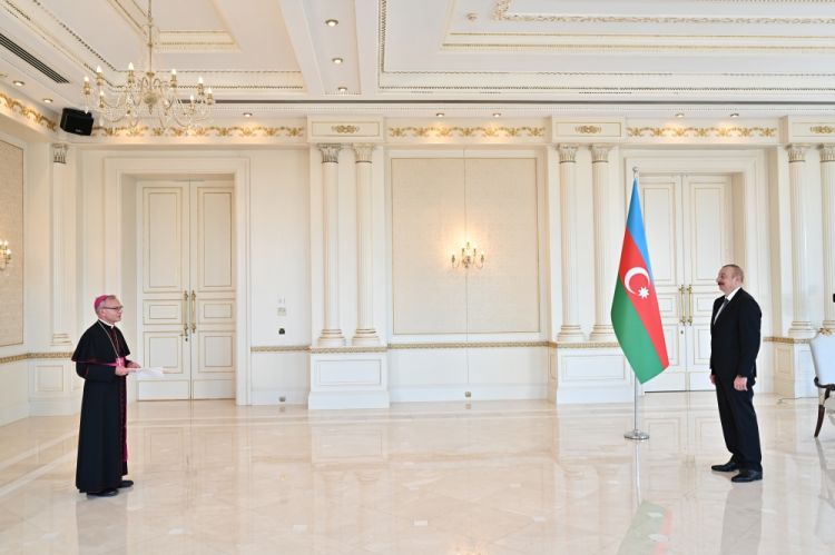 Prezident İlham Əliyev Vatikanın Azərbaycanda yeni təyin olunan səfirinin etimadnaməsini qəbul edib<font color='red'> - YENİLƏNİB</font><font color=red> - FOTOLAR</font>