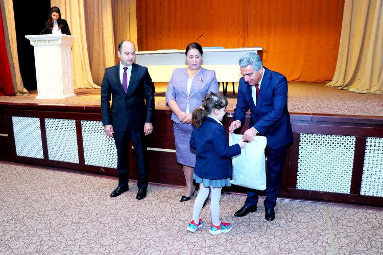 Sosial qayğıya ehtiyacı olan şagirdlərə qış geyimləri verilib<font color=red> - FOTOLAR</font>