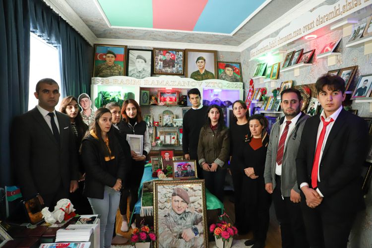 Gənclər Babəkdə şəhid ailələrini və məzarlarını ziyarət ediblər<font color=red> - FOTOLAR</font>