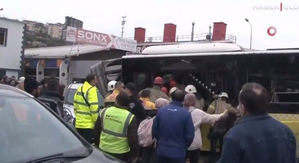 Türkiyədə avtobusla tramvay toqquşub, yaralananlar var<font color=red> - VİDEO</font>