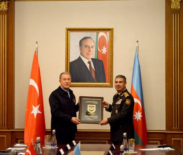 Azərbaycanın müdafiə naziri Türkiyənin milli müdafiə naziri ilə görüşüb<font color=red> - FOTOLAR</font>