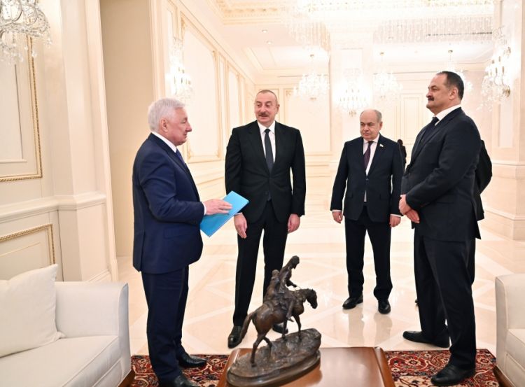 Əziz Əliyevin vaxtilə iş otağında olan heykəltəraşlıq əsəri Azərbaycan Prezidentinə təqdim edilib<font color=red> - FOTOLAR</font>