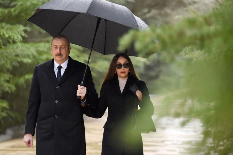 Prezident İlham Əliyev və birinci xanım Mehriban Əliyeva Ümummilli Lider Heydər Əliyevin məzarını ziyarət ediblər<font color='red'> - YENİLƏNİB</font><font color=red> - FOTOLAR</font>