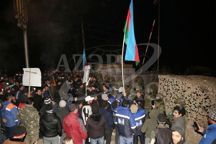 Laçın-Şuşa yolunda etiraz aksiyası gecə saatlarında da davam edir