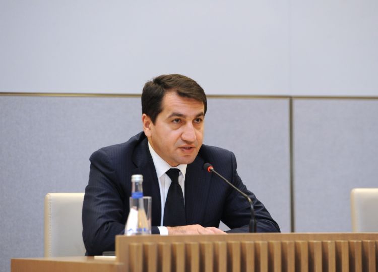 Hikmət Hacıyev xarici diplomatları Laçın-Şuşa yolundakı vəziyyət barədə məlumatlandırıb