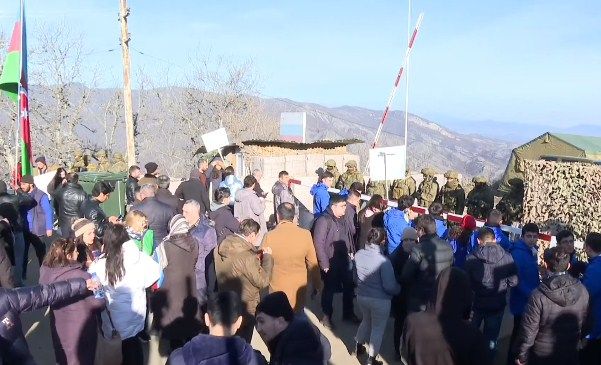 Şuşa-Xankəndi yolunda etiraz aksiyası iştirakçılarının sayı artır