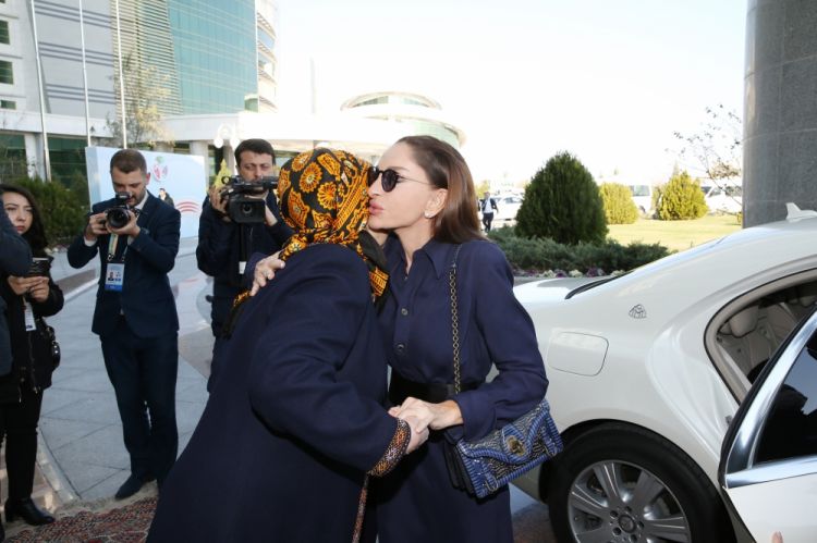Azərbaycanın birinci xanımı Mehriban Əliyeva Türkmənbaşı şəhərində təsviri və dekorativ sənət əsərlərindən ibarət sərgilərlə tanış olub<font color=red> - FOTOLAR</font>