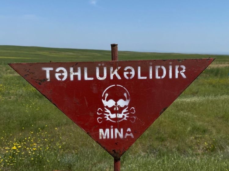 Jurnalistlər Kəlbəcərdə mina partlayışlarının baş verdiyi əraziyə səfər edirlər