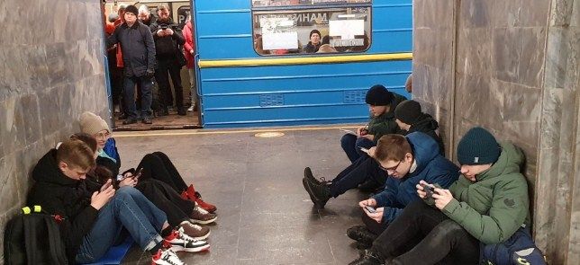 Ukraynaya 60-dan çox raket atılıb, Kiyev metrosunun fəaliyyəti dayandırılıb