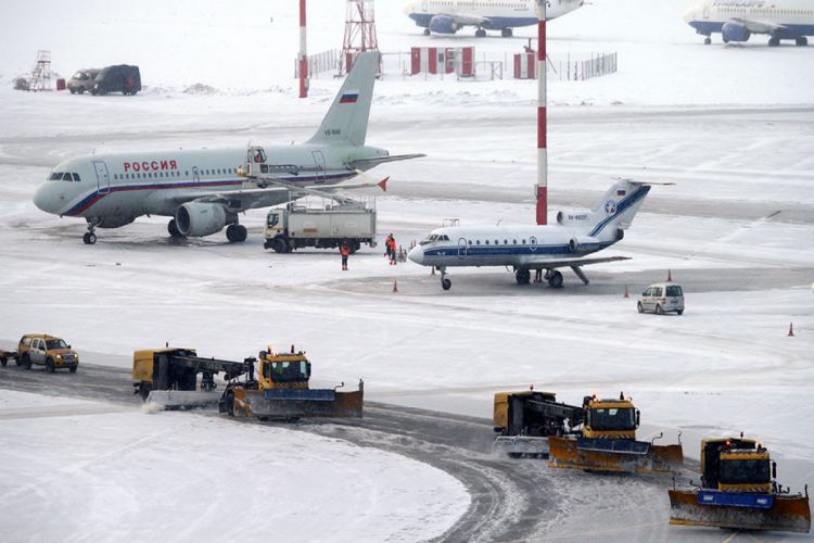 Moskva hava limanlarında 60-dan çox reys təxirə salınıb