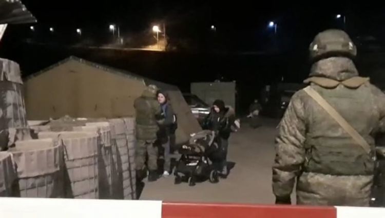 Aksiya iştirakçıları Rusiya sülhməramlılarının birinin ailəsinin ərazidən keçməsinə şərait yaradıblar